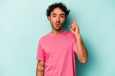 Beyaz arka planda izole edilmiş beyaz bir genç adam, yaratıcılık kavramı, harika bir fikre sahip..