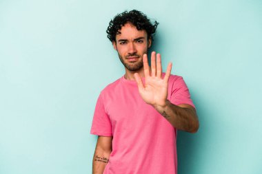 Beyaz arka planda izole genç beyaz adam yakın bir tehlike nedeniyle şoka uğruyor