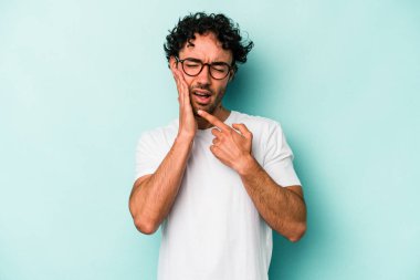 Beyaz arka planda izole genç beyaz adam güçlü bir diş ağrısı, azıdişi ağrısı var..