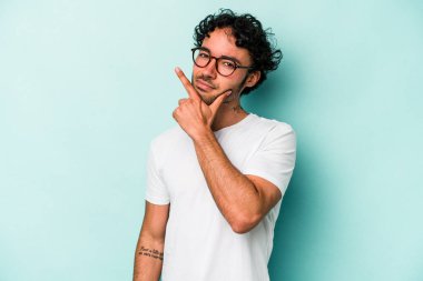 Beyaz arka planda izole edilmiş genç beyaz bir adam bir strateji planlıyor, bir iş yolu düşünüyor..