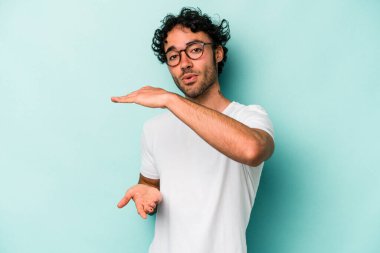 Beyaz arka planda izole edilmiş beyaz bir adam iki eliyle bir şey tutuyor..