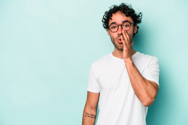 Beyaz arka planda izole edilmiş genç beyaz bir adam gizli bir sıcak fren haberi veriyor ve yana bakıyor.