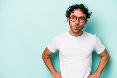 Beyaz arka planda izole edilmiş genç beyaz adam gördüğü bir şey yüzünden şoka uğruyor..