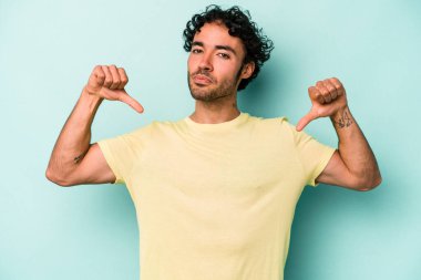 Beyaz arka planda izole edilmiş genç beyaz adam gururlu ve kendinden emin hissediyor, örnek olarak..