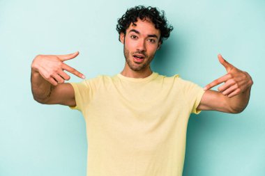 Beyaz arka planda izole edilmiş genç beyaz bir adam parmakları aşağıda, olumlu bir his var..