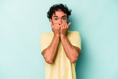 Beyaz arka planda izole edilmiş, tırnak yiyen, gergin ve endişeli genç bir beyaz adam..