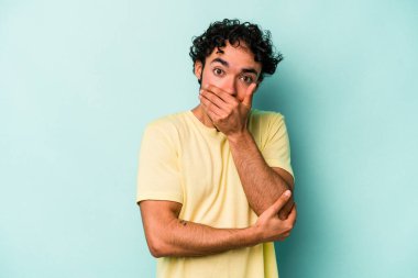 Beyaz arka planda izole edilmiş genç beyaz adam korkmuş ve korkmuş..