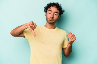 Beyaz arka planda izole genç beyaz adam onun hiç parası olmadığını gösteriyor.