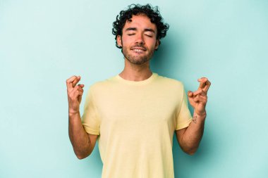 Beyaz arka planda izole genç beyaz adam şans dilemek için şans diliyor.