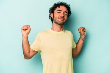 Beyaz arka planda izole edilmiş genç beyaz adam kollarını uzatıyor, rahat bir konumda..