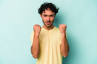 Beyaz arka planda izole edilmiş genç beyaz adam gergin elleriyle çığlık atıyor..