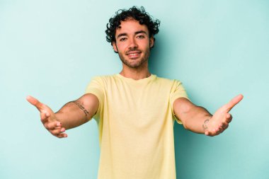 Beyaz arka planda izole edilmiş beyaz bir genç hoş bir ifade sergiliyor..