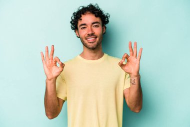 Beyaz arka planda izole edilmiş genç beyaz bir adam neşeli ve kendinden emin..