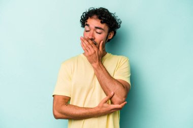 Beyaz arka planda izole edilmiş genç beyaz adam esniyor. Ağzı eliyle kapatan yorgun bir hareket sergiliyor..
