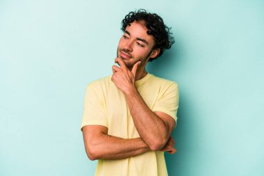 Beyaz arka planda izole edilmiş genç beyaz bir adam virüs veya enfeksiyon yüzünden boğazında ağrı hissediyor..