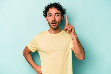 Beyaz arka planda izole genç beyaz adam bir fikri, ilham konsepti var.