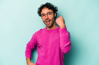 Beyaz arka planda izole edilmiş genç beyaz adam tasasız ve heyecanlı bir şekilde tezahürat yapıyor. Zafer konsepti.