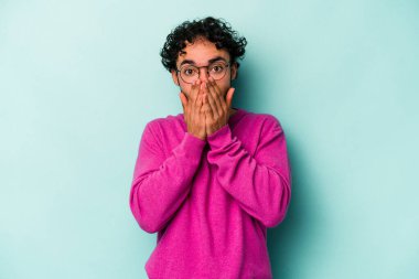 Beyaz arka planda izole edilmiş genç beyaz bir adam ağzı kapalı ve elleri endişeli görünüyor..