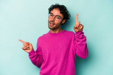 Beyaz arka planda izole edilmiş genç beyaz bir adam farklı kopya alanlarını gösteriyor, birini seçiyor, parmaklarıyla gösteriyor..