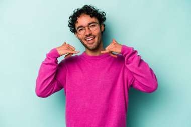 Beyaz arka planda izole edilmiş genç beyaz bir adam parmakları olan bir cep telefonu hareketi gösteriyor..