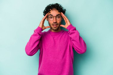 Beyaz arka planda izole genç beyaz adam hoş bir sürpriz alıyor, heyecanlı ve el kaldırıyor..