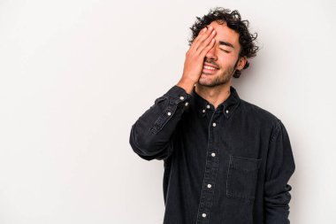 Beyaz arka planda izole olmuş genç beyaz bir adam gülüyor, kaygısız, doğal bir duygu..