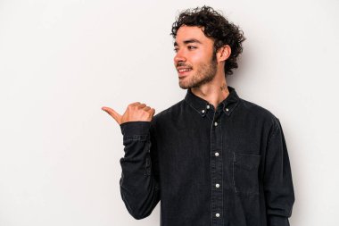 Beyaz arka planda izole genç beyaz adam parmak uzakta, gülüyor ve kaygısız.