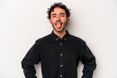 Beyaz arka planda izole edilmiş genç beyaz bir adam. Komik ve dost canlısı bir dil uzatıyor..