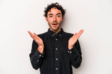 Beyaz arka planda izole edilmiş genç beyaz adam şaşırdı ve şok oldu..