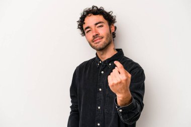 Beyaz arka planda izole edilmiş genç beyaz bir adam seni işaret ediyor. Sanki davet ediliyormuş gibi..