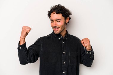 Beyaz arka planda izole edilmiş genç beyaz adam dans ediyor ve eğleniyor..