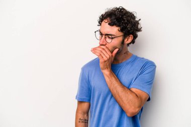 Beyaz arka planda izole edilmiş genç beyaz adam gördüğü bir şey yüzünden şoka uğruyor..