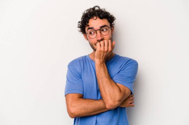 Beyaz arka planda izole edilmiş, tırnak yiyen, gergin ve endişeli genç bir beyaz adam..