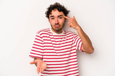 Beyaz arka planda izole edilmiş genç beyaz bir adam elinde bir ürün tutuyor ve.