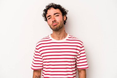 Beyaz arka planda soyutlanmış beyaz bir adam üzgün, ciddi bir yüz, mutsuz ve hoşnutsuz..