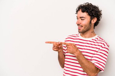 Beyaz arka planda izole genç beyaz adam parmak uzakta, gülüyor ve kaygısız.