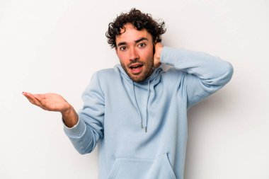 Beyaz arka planda izole edilmiş genç beyaz bir adam öfkeyle bağırıyor..