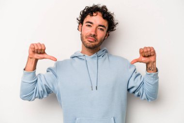 Beyaz arka planda izole edilmiş genç beyaz adam gururlu ve kendinden emin hissediyor, örnek olarak..