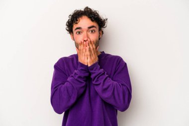 Beyaz arka planda izole edilmiş genç beyaz bir adam ağzı kapalı ve elleri endişeli görünüyor..