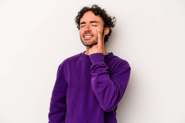 Beyaz arka planda izole edilmiş beyaz bir adam ağlıyor, bir şeyden memnun değil, acı ve kafa karışıklığı konsepti..