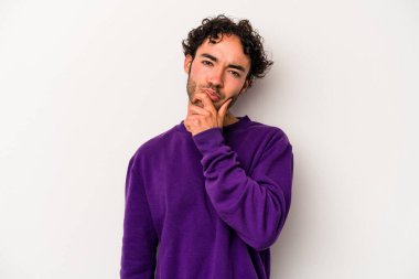 Beyaz arka planda soyutlanmış genç beyaz bir adam düşünüyor ve yukarı bakıyor, yansıtıyor, düşünüyor, hayal kuruyor..