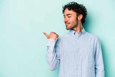 Beyaz arka planda izole genç beyaz adam parmak uzakta, gülüyor ve kaygısız.