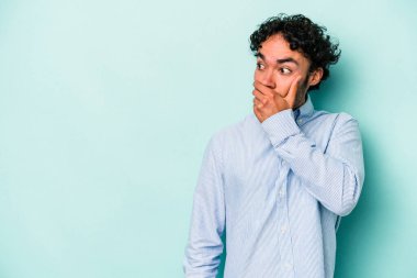 Beyaz arka planda izole edilmiş beyaz tenli genç adam ağzını eliyle kapatan bir fotokopi odasına bakıyor..