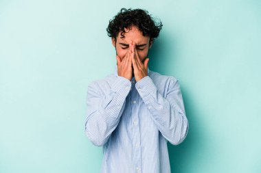 Beyaz arka planda izole edilmiş genç beyaz bir adam el ele tutuşup, ağız kenarında dua ediyor, kendinden emin..