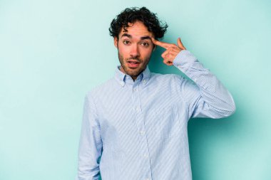 Beyaz arka planda izole edilmiş genç beyaz bir adam işaret parmağıyla hayal kırıklığı jesti gösteriyor..