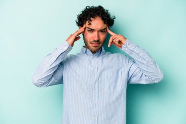 Beyaz arka planda izole edilmiş genç beyaz bir adam bir göreve odaklanmış, işaret parmaklarını işaret ediyor..