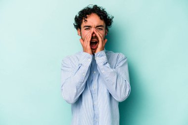 Beyaz arka planda izole edilmiş beyaz bir adam heyecanlı bir şekilde bağırıyor..