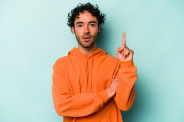 Beyaz arka planda izole edilmiş beyaz bir genç adam, yaratıcılık kavramı, harika bir fikre sahip..