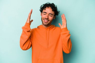 Beyaz arka planda izole edilmiş beyaz bir adam neşeli bir şekilde gülüyor. Mutluluk kavramı.