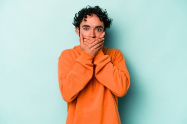 Beyaz arka planda izole edilmiş genç beyaz bir adam ağzı kapalı ve elleri endişeli görünüyor..